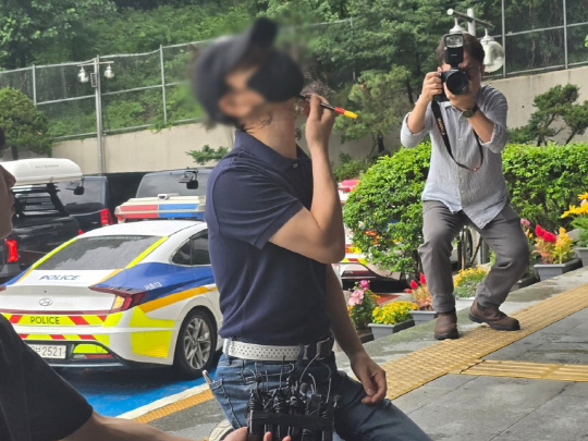 지난해 벌어진 서울 강남역 의대생 살인 사건 피해자의 아버지가 20일 서울 서초경찰서 앞에서 최모(26)씨의 범행 과정을 재연하며 설명하고 있다. 연합뉴스